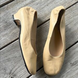 Vero Cuoio Cream Flats